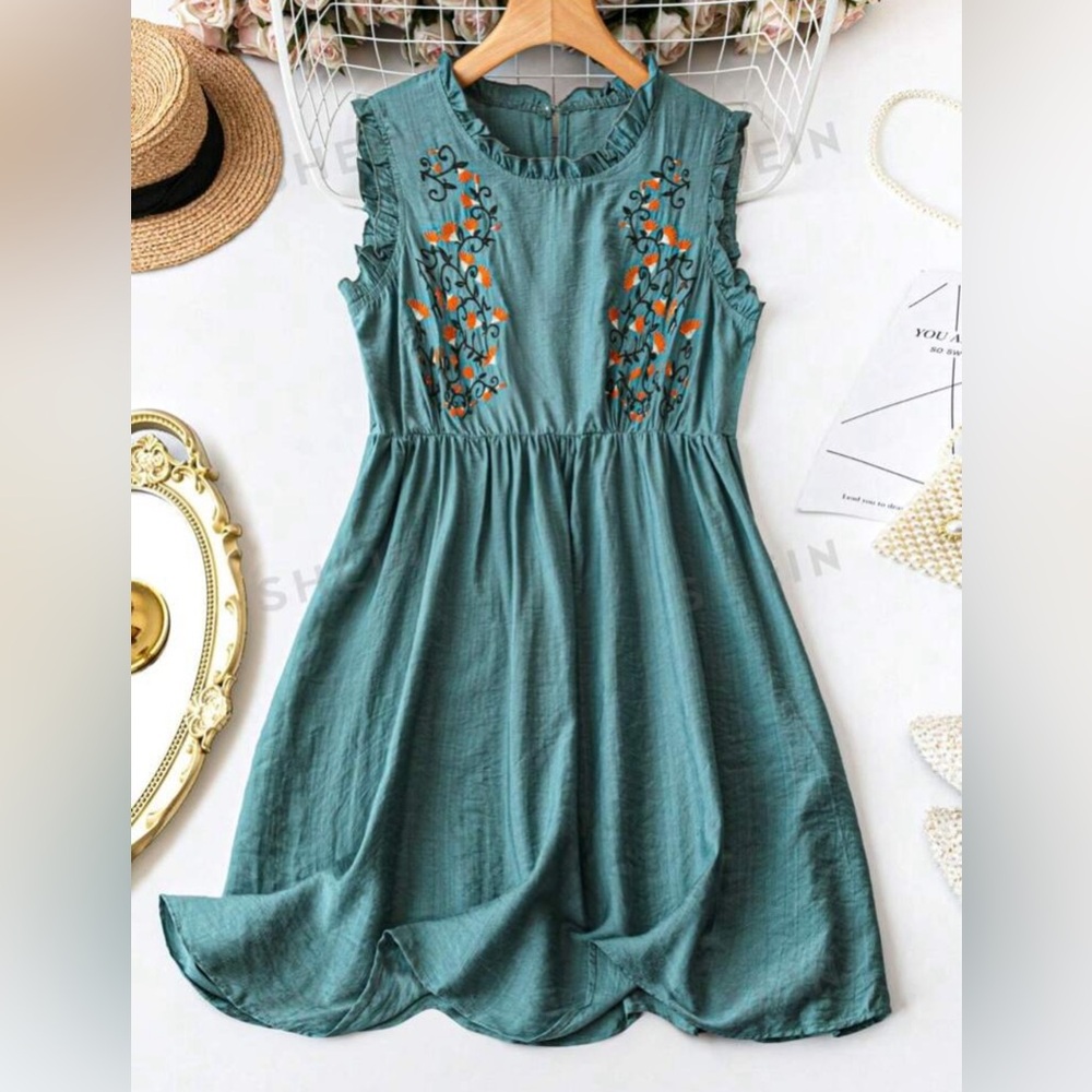 Plus Size Women's Sleeveless Embroidery Decorated Dress